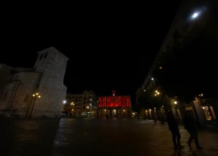  Fachada del Ayuntamiento iluminada de rojo