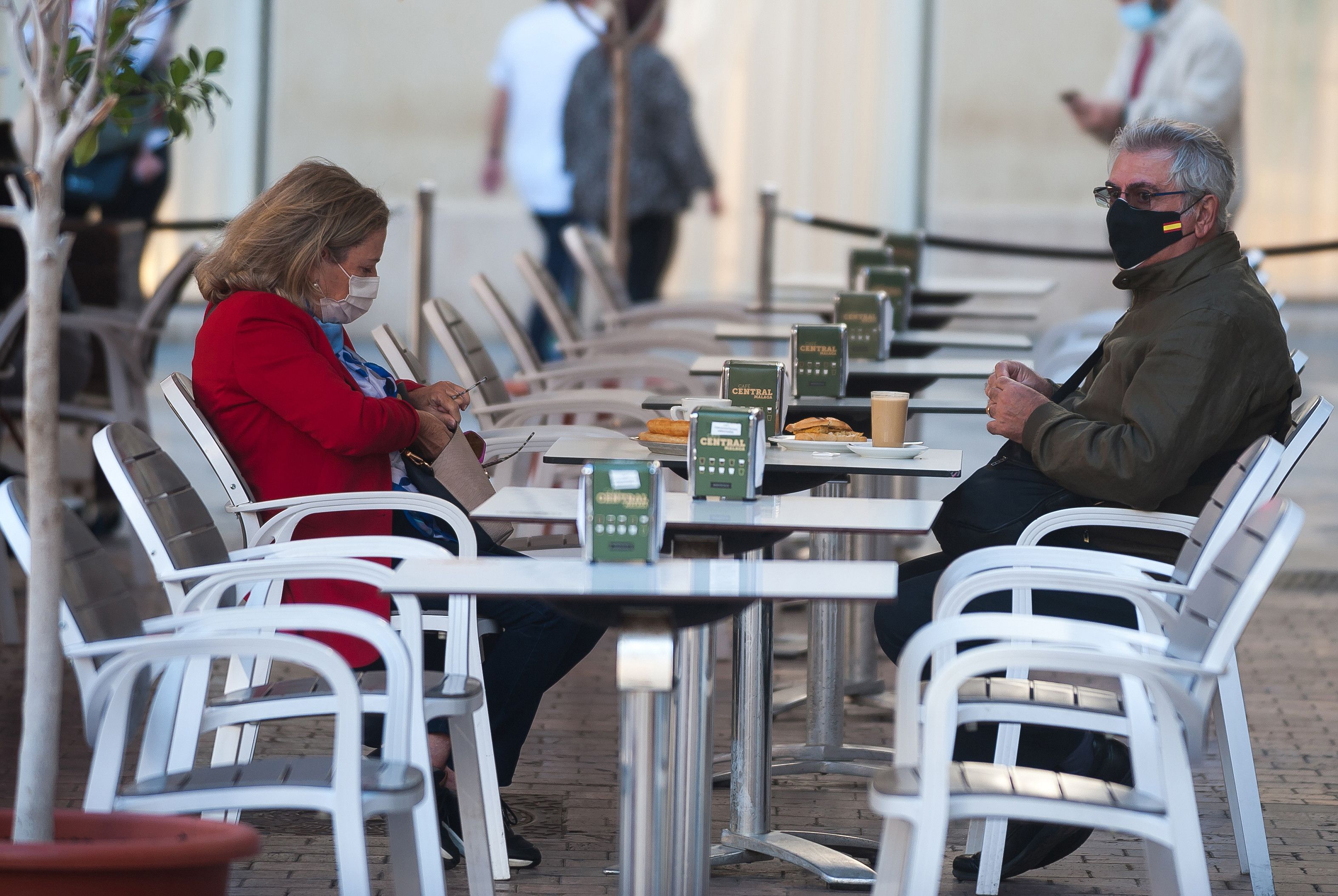  Consumidores de terrazas, bares y cafeterías de Málaga portan sus mascarillas ante la obligatoriedad  por parte de la Junta de Andalucía de ponérselas  mientras no se esté consumiendo. Málaga a  