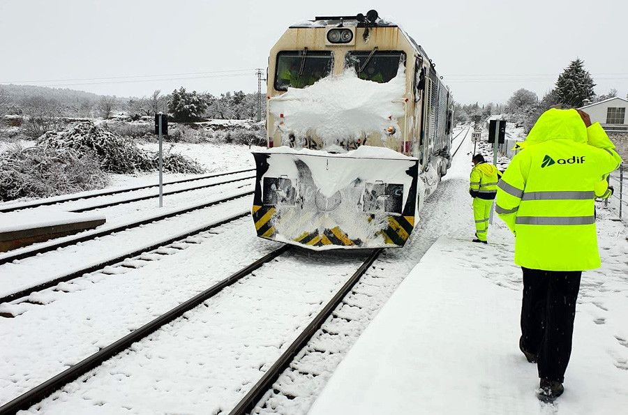 Tren atrapado por la nieve 