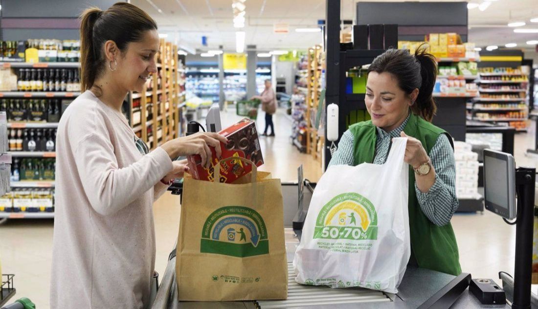 El 90% de los consumidores reutiliza las bolsas de papel, según un