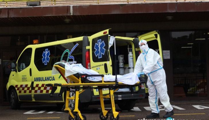 Sanitario, en la entrada del hospital de Salamanca