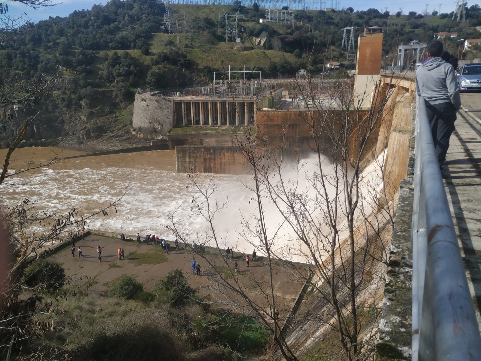 Un zamorano disfruta de las vistas de la presa de Villalcampo