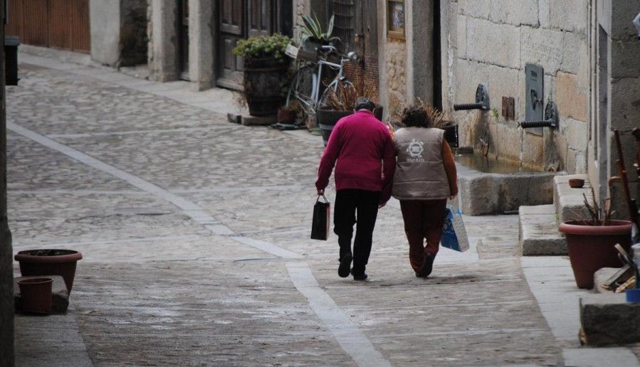 Dos personas pasean en un pueblo