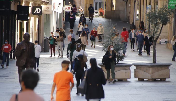 Ciudadanos pasean por una céntrica calle de Salamanca