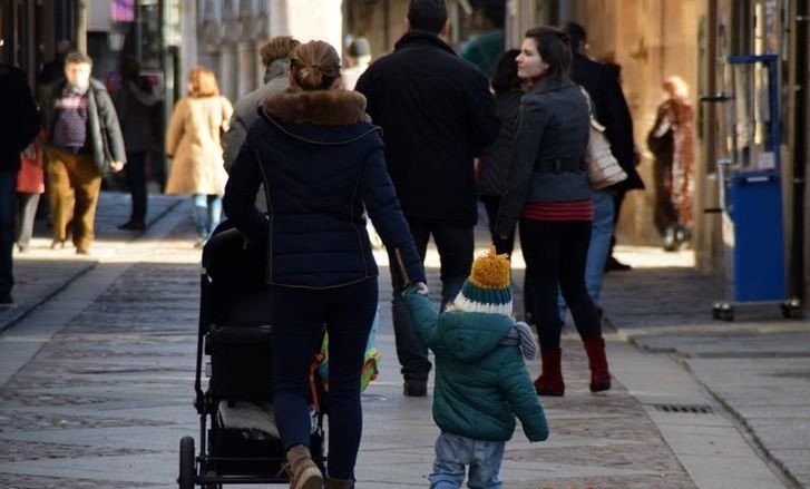 Madre e hijo pasean por la calle. Archivo.