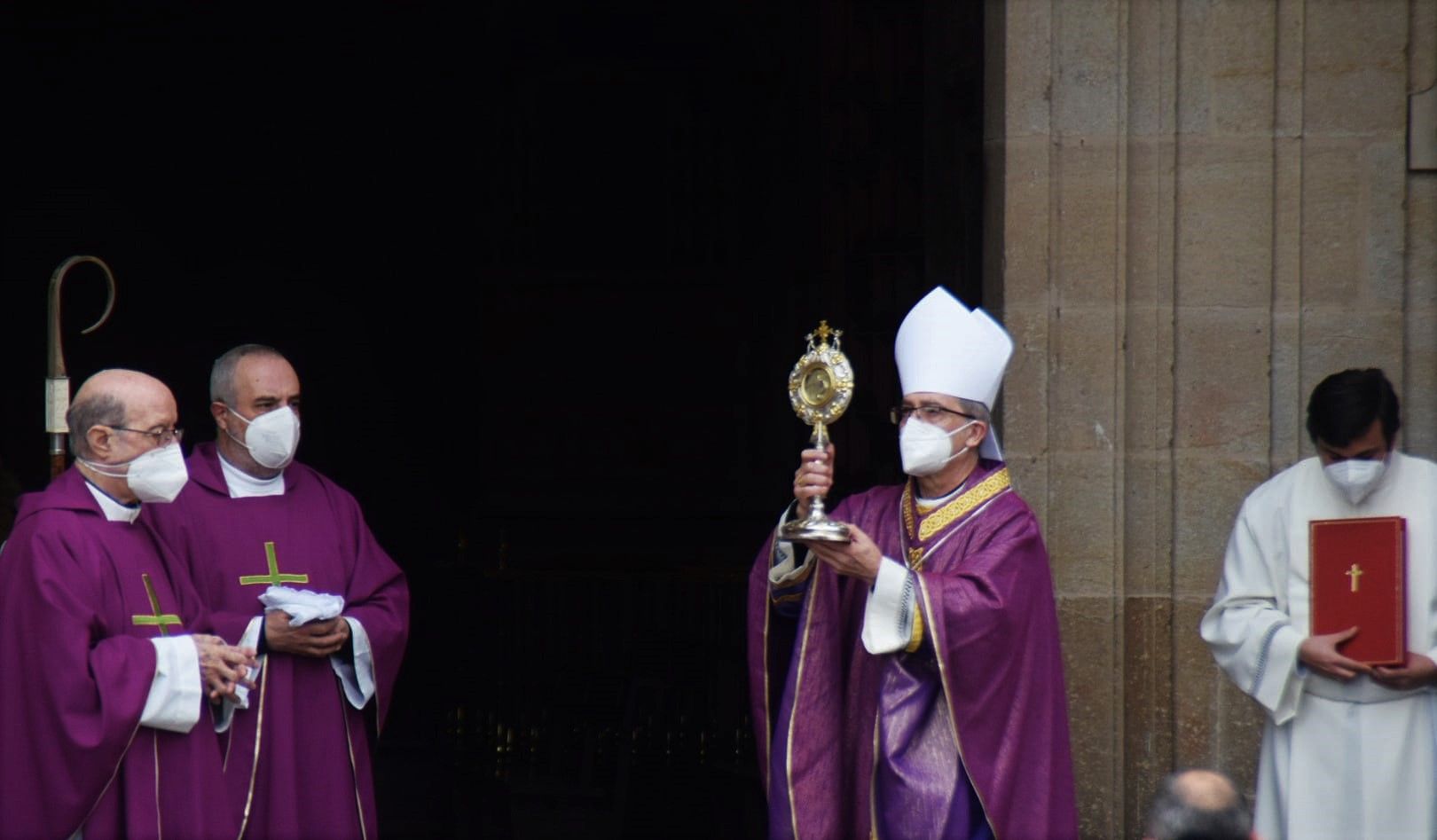 El Obispo De Zamora Imparte Con La Cruz De Carne La Bendicion A La Diocesis De