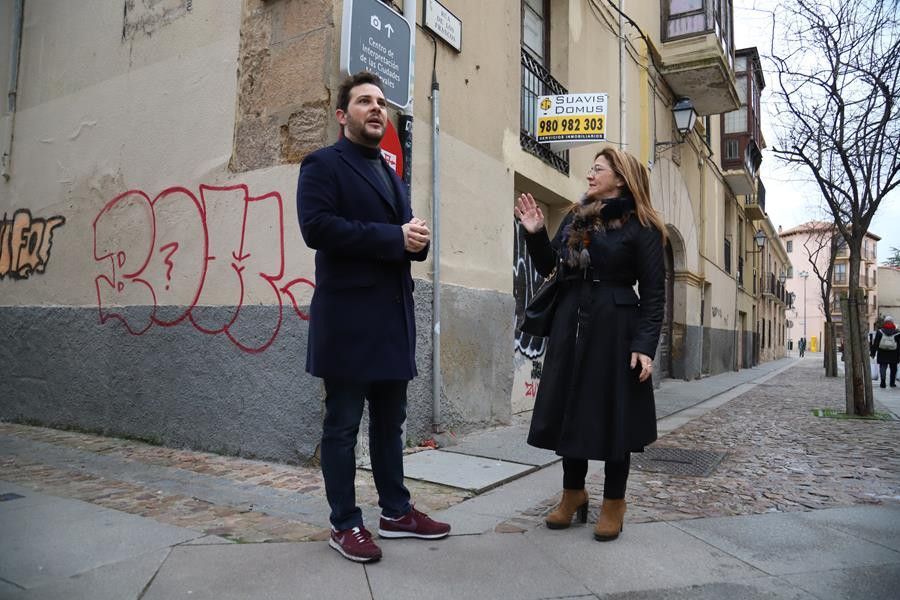 Los concejales del Partido Popular, Mayte Martín Pozo y Víctor López, en la rúa de los Francos