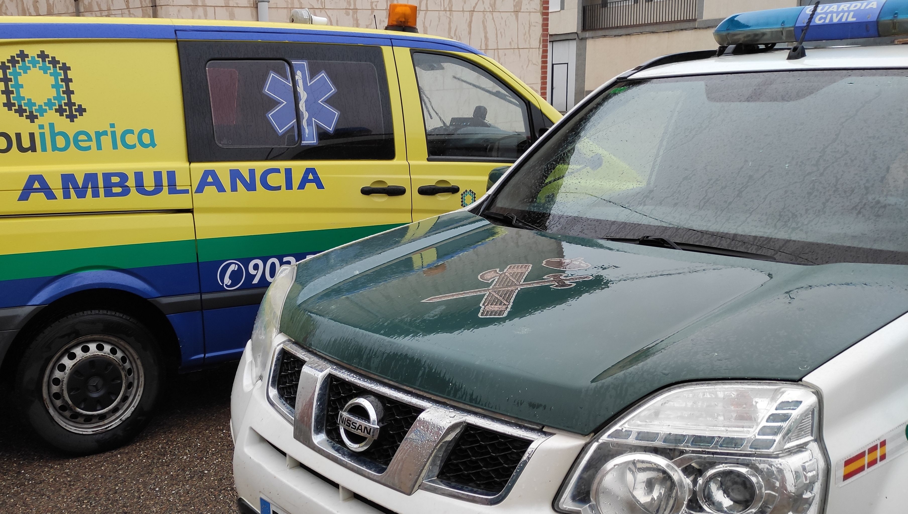 Guardia Civil y ambulancia