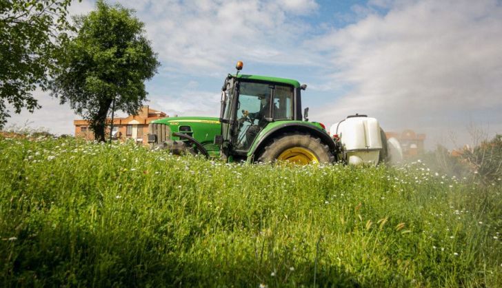 Un hombre trabaja con su tractor. Foto: EP