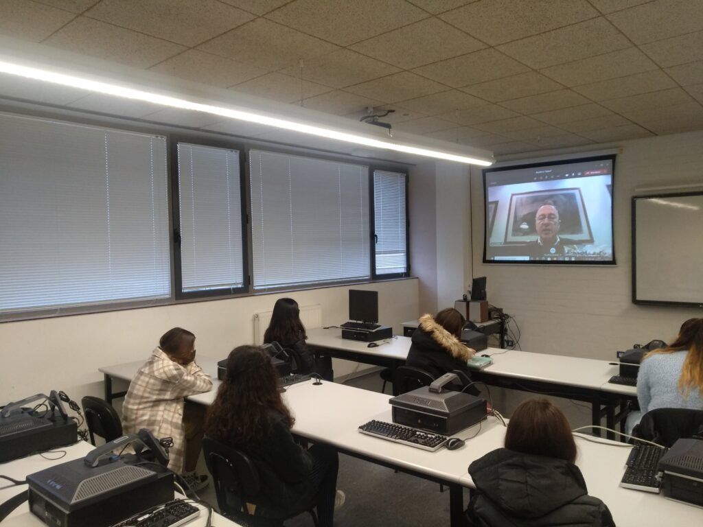 Foto de una charla en un aula