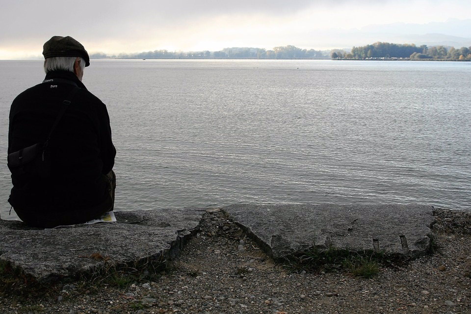 Hombre mayor en soledad contemplando las vistas. EP