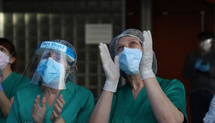 Sanitarias durante los aplausos de marzo a las puertas del Virgen de la Concha