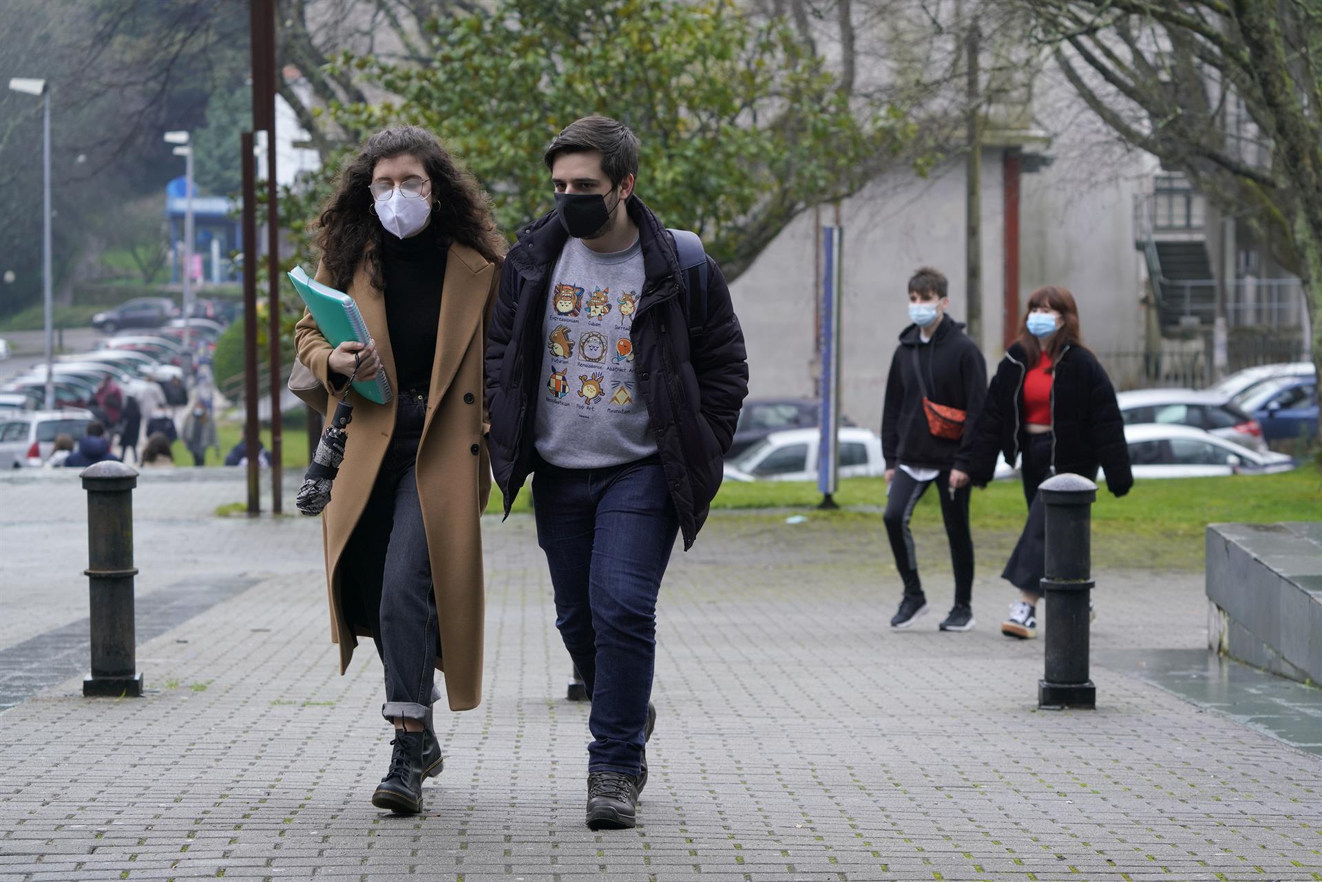 Unos jóvenes pasean por la calle. EP