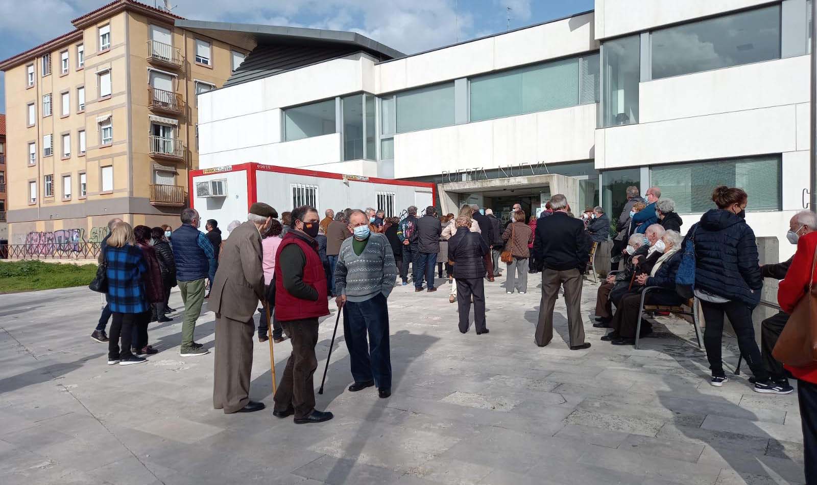 Cola para la vacunación frente al COVID 19 en Puerta Nueva