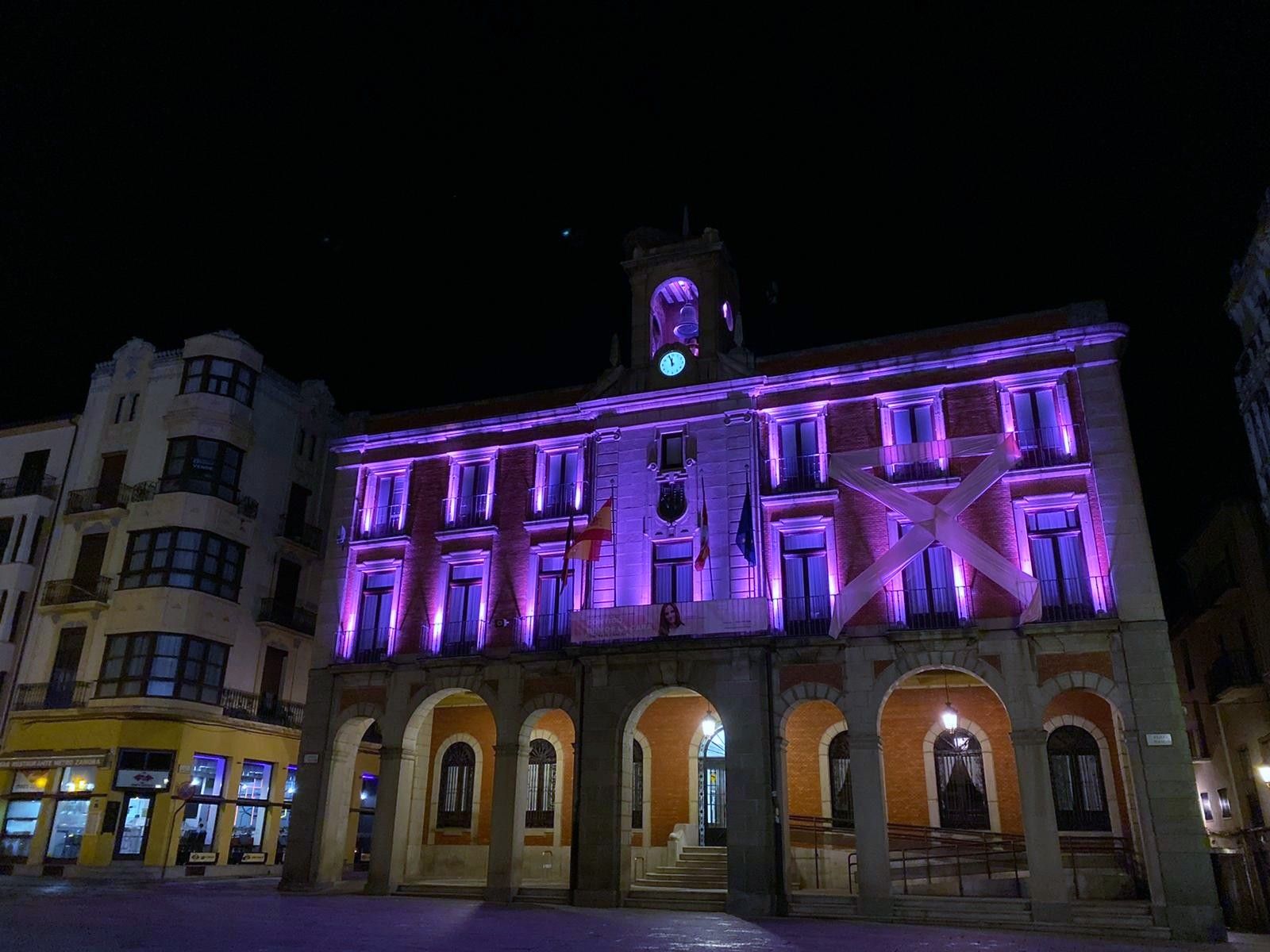 Fachada del Ayuntamiento iluminada en morado