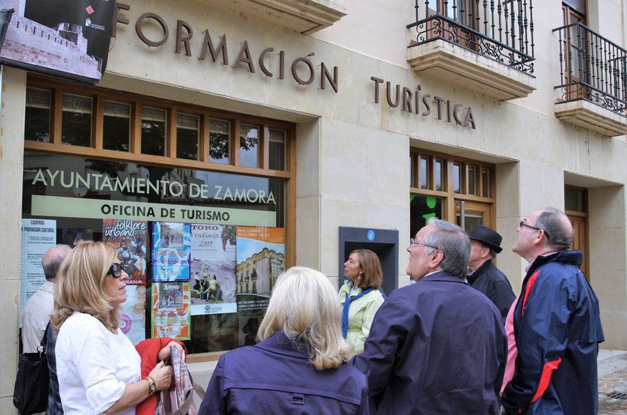 Turistas visitan el punto de información