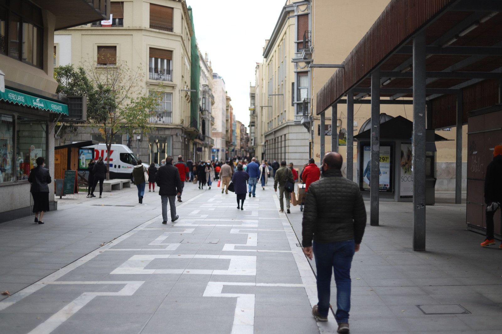 Paseantes atraviesan la céntrica calle de Santa Clara